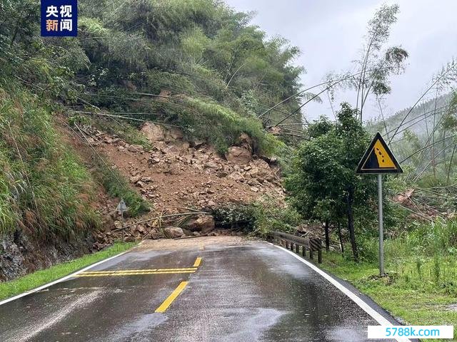 江西236国说念山体塌方 有车被埋